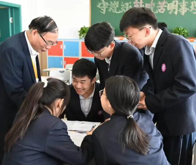 每一位学生构建起安稳班级办理精准分层授课动态学情调整